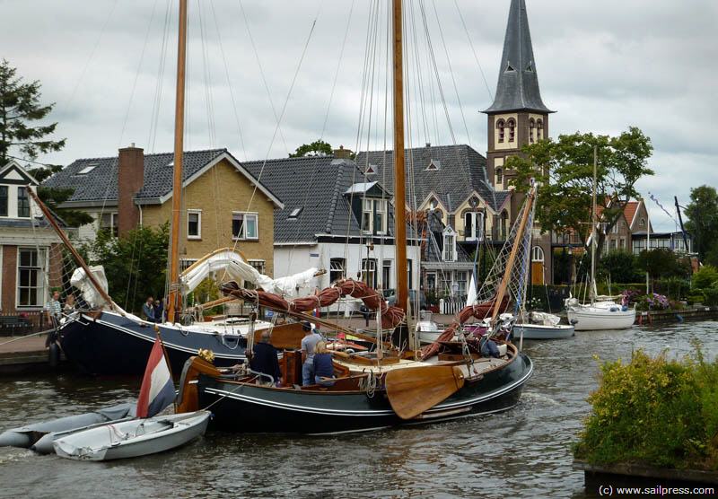 Fast alle Kanäle in Friesland führen mitten durch idyllische Städte und Dörfer - wie hier in Woudsend (friesisch: Waldsein), gelegen zwischen Heegermeer und Slotermeer. Dort gibt es sogar noch einen "Dorpsomroeper", der im historischen Gewand alles Vertellenswerte unters Volk bringt.