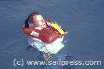 Mann / Person über Bord mit automatischer Rettungsweste - (C) Sailpress.com